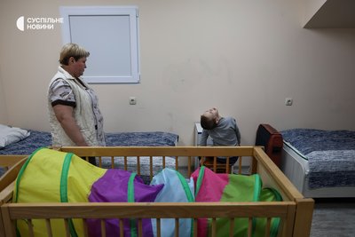 Медсестра наглядає за хлопцем, пацієнтом херсонської лікарні, в укритті, спеціально обладнаному під потреби дітей