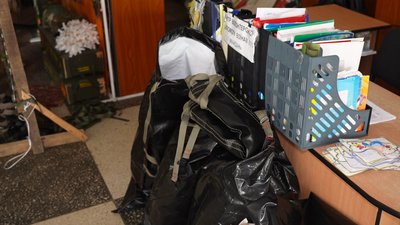 "Робимо це з великою любовʼю": на Кіровоградщині волонтери шиють ноші, сумки й плівки для бліндажів "Робимо це з великою любовʼю": на Кіровоградщині волонтери шиють ноші, сумки й плівки для бліндажів
