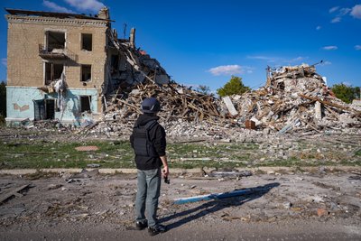«Що я можу чекати? Я хочу миру». Репортаж з прифронтової Просяної, де залишилося близько сотні людей «Що я можу чекати? Я хочу миру». Репортаж з прифронтової Просяної, де залишилося близько сотні людей
