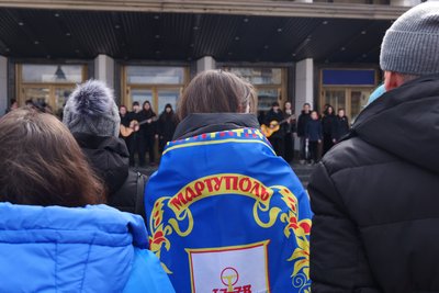 У Житомирі вшанували пам'ять людей, які загинули в драмтеатрі у Маріуполі внаслідок скидання бомби літаком РФ У Житомирі вшанували пам'ять людей, які загинули в драмтеатрі у Маріуполі внаслідок скидання бомби літаком РФ