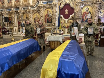 Прощання з родиною Притул, які загинули від ракетного удару Прощання з родиною Притул, які загинули від ракетного удару