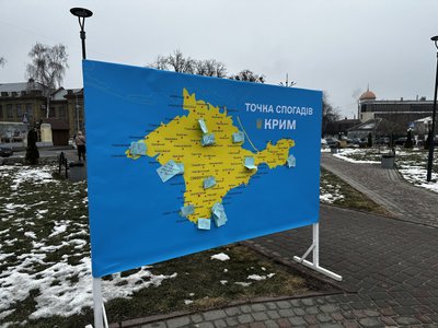 У Полтаві здійняли прапор кримських татар біля будівлі міської ради У Полтаві здійняли прапор кримських татар біля будівлі міської ради