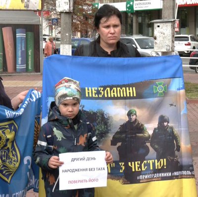 Тетяна — дружина прикордонника-оборонця Маріуполя, прийшла разом із шестирічним сином Максимом, 13 жовтня 2023, Хмельницький Тетяна — дружина прикордонника-оборонця Маріуполя, прийшла разом із шестирічним сином Максимом, 13 жовтня 2023, Хмельницький