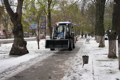 Сніг, ожеледиця, повалені дерева. Як у Херсоні ліквідовували наслідки негоди Сніг, ожеледиця, повалені дерева. Як у Херсоні ліквідовували наслідки негоди