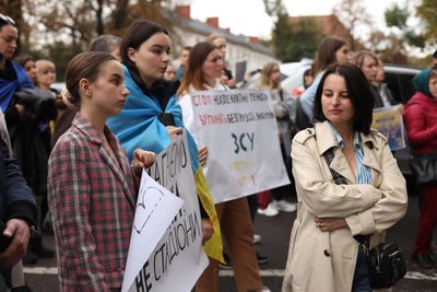 "Спочатку дрони, потім стадіони": у Львові всьоме відбувся пікет "Спочатку дрони, потім стадіони": у Львові всьоме відбувся пікет