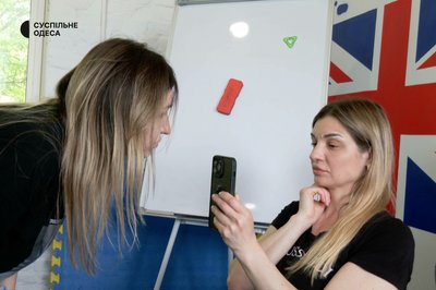 "Намагаємось зробити жінок ще кращими та красивішими": в Одесі переселенки опановують професію майстра-бровіста "Намагаємось зробити жінок ще кращими та красивішими": в Одесі переселенки опановують професію майстра-бровіста