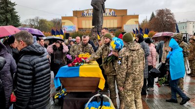 З бійцем Андрієм Макаровим попрощалися у Рівному З бійцем Андрієм Макаровим попрощалися у Рівному