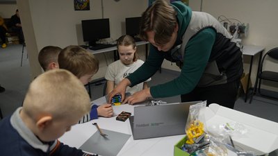 Проєктують, збирають і програмують роботів