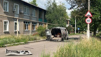 Автівка горить після влучання російського дрона Родинське Донецька область 16 червня 2025 рік Автівка горить після влучання російського дрона Родинське Донецька область 16 червня 2025 рік