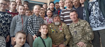 Військові подякували учням і педагогам Житомирської спецшколи, які плетуть сітки для ЗСУ Військові подякували учням і педагогам Житомирської спецшколи, які плетуть сітки для ЗСУ