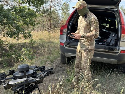 Олександр військовослужбовець Луганського прикордонного загону бригади "Помста" керує дроном-бомбером "Вампір" Харківська область Олександр військовослужбовець Луганського прикордонного загону бригади "Помста" керує дроном-бомбером "Вампір" Харківська область