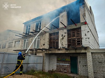 У Білгород-Дністровському районі через уламки БпЛА загорівся житловий будинок У Білгород-Дністровському районі через уламки БпЛА загорівся житловий будинок
