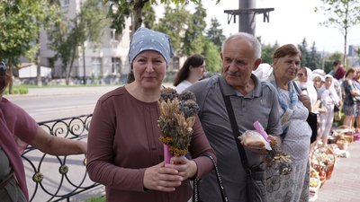 Освячують груші, випічку та колоски: яблучний спас у Вінниці Освячують груші, випічку та колоски: яблучний спас у Вінниці