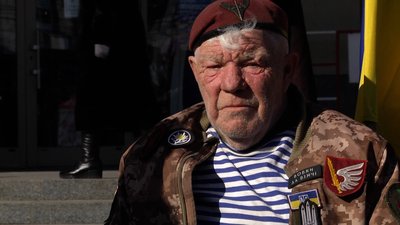 Волонтер із Херсона Григорій Янченко збирає у Житомирі гроші для ЗСУ Волонтер із Херсона Григорій Янченко збирає у Житомирі гроші для ЗСУ