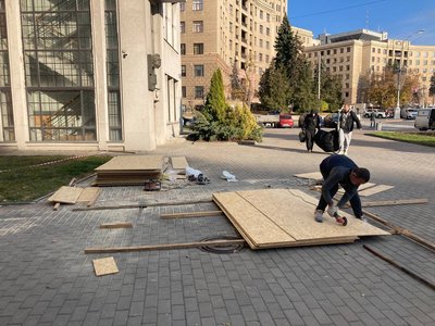 У Держпромі у Харкові закінчили закривати дерев'яними плитами вікна У Держпромі у Харкові закінчили закривати дерев'яними плитами вікна