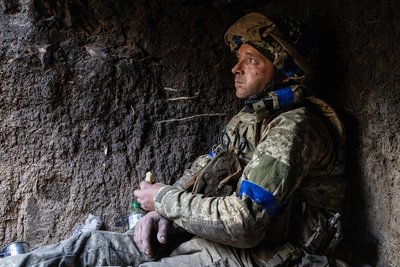 Боєць Третьої окремої штурмової бригади на позивний "Шева" їсть шматок хліба в окопі на лінії фронту за кілька кілометрів від Андріївки, Донеччина, 16 вересня 2023 року Боєць Третьої окремої штурмової бригади на позивний "Шева" їсть шматок хліба в окопі на лінії фронту за кілька кілометрів від Андріївки, Донеччина, 16 вересня 2023 року