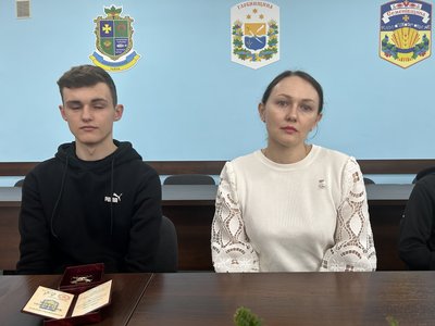 У Кременчуці вручили посмертні нагороди чотирьом сім’ям загиблих військових У Кременчуці вручили посмертні нагороди чотирьом сім’ям загиблих військових