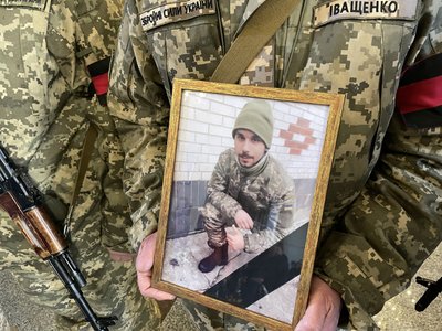 У Полтаві попрощалися із трьома військовими, які загинули на війні з РФ У Полтаві попрощалися із трьома військовими, які загинули на війні з РФ