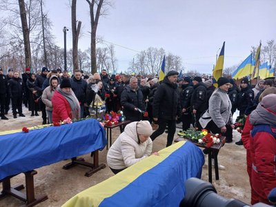 "Здавалося, смерть позаду, але...": у Шостці прощалися з подружжям, яке загинуло в кареті швидкої через удар РФ