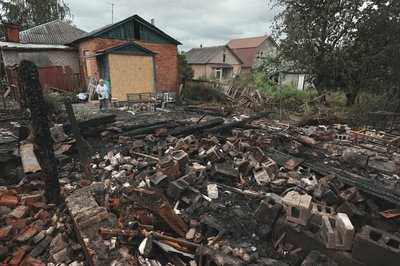Зруйноване подвір'я у Новобаварському районі Харкова Зруйноване подвір'я у Новобаварському районі Харкова
