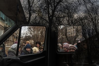 Місцеві біля машини евакуаційного екіпажу "Янголи спасіння" в Часовому Яру на Донеччині Місцеві біля машини евакуаційного екіпажу "Янголи спасіння" в Часовому Яру на Донеччині