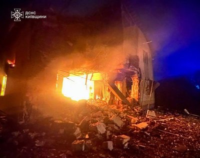 Є постраждала: на Київщині фіксують наслідки російської атаки у двох районах Є постраждала: на Київщині фіксують наслідки російської атаки у двох районах