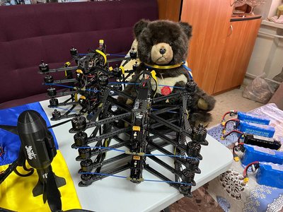 10 дронів на фронт передадуть волонтери ГО "Рух підтримки закарпатських військових" 10 дронів на фронт передадуть волонтери ГО "Рух підтримки закарпатських військових"