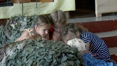 Замовлень від військових дуже багато: на Вінниччині плетуть маскувальні сітки Замовлень від військових дуже багато: на Вінниччині плетуть маскувальні сітки