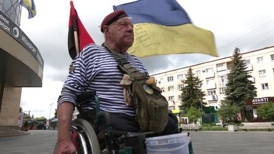 Дядя Гриша в центрі Рівного збирає гроші для ЗСУ Дядя Гриша в центрі Рівного збирає гроші для ЗСУ