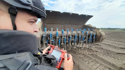 Хорватські машини розмінування керуються дистанційно, червень 2024 року Хорватські машини розмінування керуються дистанційно, червень 2024 року