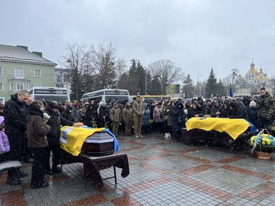 З військовими Романом Трофимчуком та Дмитром Карлюком попрощалися у Рівному З військовими Романом Трофимчуком та Дмитром Карлюком попрощалися у Рівному