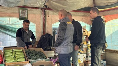 Інспектори та провоохоронці перевіряють документи у продавця на ринку Інспектори та провоохоронці перевіряють документи у продавця на ринку