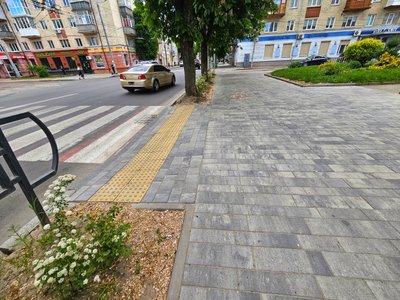 Нова плитка та старі ями – який вигляд мають тротуари на Покровській у Житомирі Нова плитка та старі ями – який вигляд мають тротуари на Покровській у Житомирі