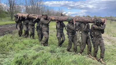 Морпіхи несуть колоду під час долання смуги перешкод Морпіхи несуть колоду під час долання смуги перешкод