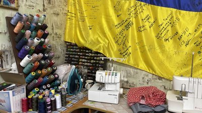 Жителька Малина Галина Гулак безоплатно шиє і ремонтує одяг для військових