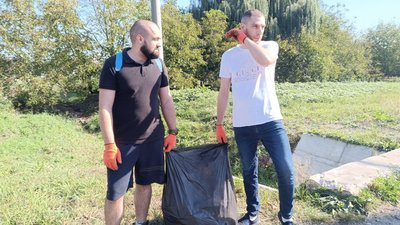 У Хмельницькому збирали сміття у Всесвітній день прибирання У Хмельницькому збирали сміття у Всесвітній день прибирання