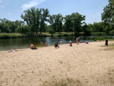 "Раніше їздили на море, а тепер же не можна". Чому в Кривому Розі попри заборону відпочивальники відкрили пляжний сезон "Раніше їздили на море, а тепер же не можна". Чому в Кривому Розі попри заборону відпочивальники відкрили пляжний сезон