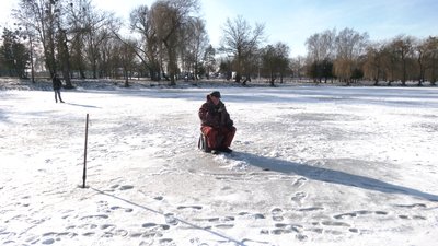 "На лід виходити страшно, коли тонкий, я вже топився": як ловлять рибу на водоймах у Рівному "На лід виходити страшно, коли тонкий, я вже топився": як ловлять рибу на водоймах у Рівному