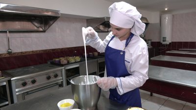 Випікають великодній хліб для воїнів та переселенців Випікають великодній хліб для воїнів та переселенців