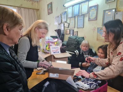 Сім валіз допомоги: волонтерки з США привезли до Житомира швейні машинки та тканини Сім валіз допомоги: волонтерки з США привезли до Житомира швейні машинки та тканини
