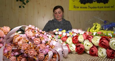 Майстриня зі своїми роботами, жовтень 2025 року, Хмельниччина