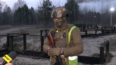 Як тренуються курсанти у вечірню пору доби в одному із навчальних центрів Сухопутних військ України Як тренуються курсанти у вечірню пору доби в одному із навчальних центрів Сухопутних військ України