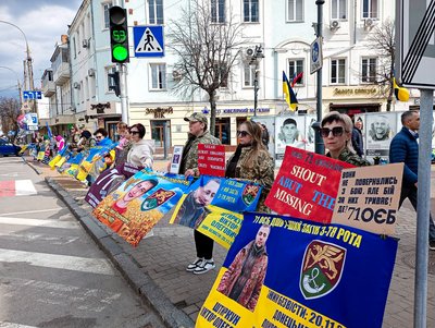 Марина разом з тіткою на акції підтримки військовополонених та безвісти зниклих у Хмельницькому Марина разом з тіткою на акції підтримки військовополонених та безвісти зниклих у Хмельницькому