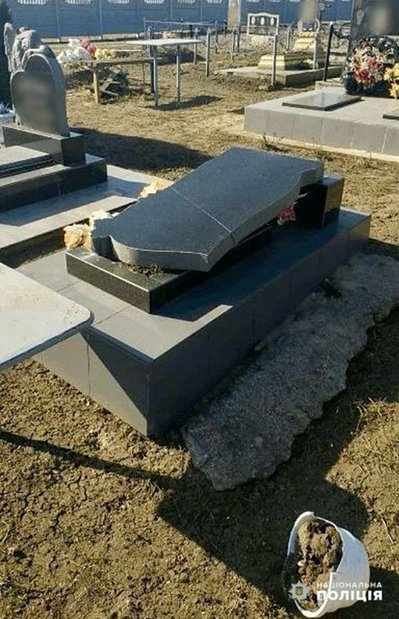 На Одещині пошкодили десять пам’ятників на кладовищі