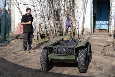 Військовий екіпажу НРК 505-го обМП налаштовує наземний дрон "Тарган 200" Військовий екіпажу НРК 505-го обМП налаштовує наземний дрон "Тарган 200"