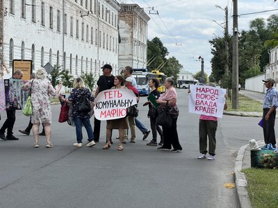 Протест у центрі Полтави: люди виступили проти двоставкового тарифу на теплопостачання Протест у центрі Полтави: люди виступили проти двоставкового тарифу на теплопостачання