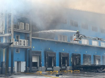 Війська РФ атакували Дніпро: сталася пожежа у будівлі відділення Нової Пошти Війська РФ атакували Дніпро: сталася пожежа у будівлі відділення Нової Пошти