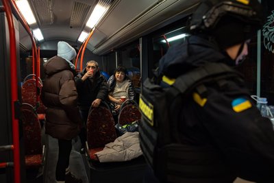Автобус швидкого реагування на місці удар по Салтівському району Харкова, 20 грудня 2024 року Автобус швидкого реагування на місці удар по Салтівському району Харкова, 20 грудня 2024 року