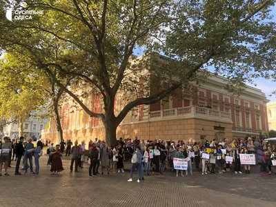 "Гроші на ЗСУ": в Одесі люди вкотре вийшли на мітинг проти тендерів на реконструкції будівель суду та театру "Гроші на ЗСУ": в Одесі люди вкотре вийшли на мітинг проти тендерів на реконструкції будівель суду та театру