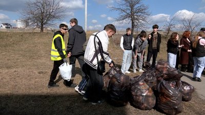 Вінницькі студенти зібрали пів сотні мішків сміття під час прибирання на березі Південного Бугу Вінницькі студенти зібрали пів сотні мішків сміття під час прибирання на березі Південного Бугу